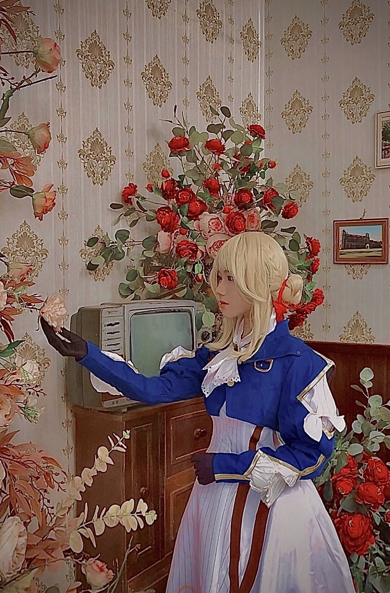 Pandora2801's tweet photo. "There will come a day when you will remember a person for no reason, that person once made you look forward to the future, but never appeared in your tomorrow again." #violetevergarden #cosplayer #cosplay https://t.co/eKBOaqbcH6