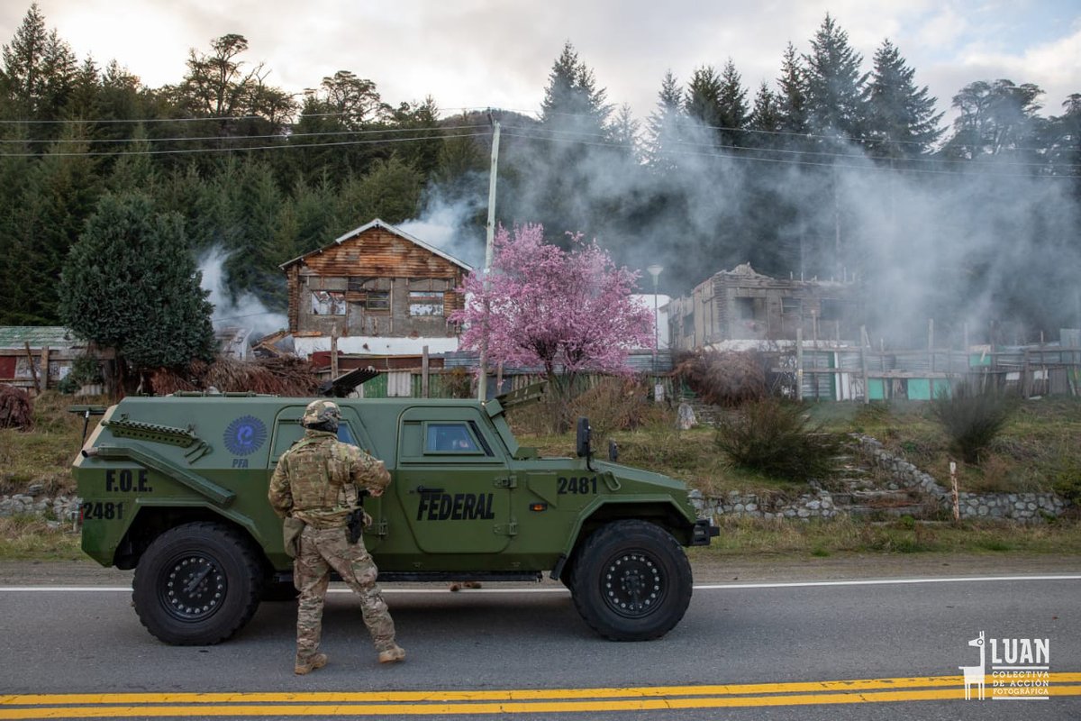 TERROR DE ESTADO CONTRA PUEBLO #MAPUCHE #TEHUELCHE #LofLafkenWinkulMapu Megaoperativo estatal en defensa de terratenientes y capitales extranjeros. Hay detenidxs, incluída una Machi y niñes de la comunidad. Denuncian golpes y torturas. #RioNegro #Patagonia