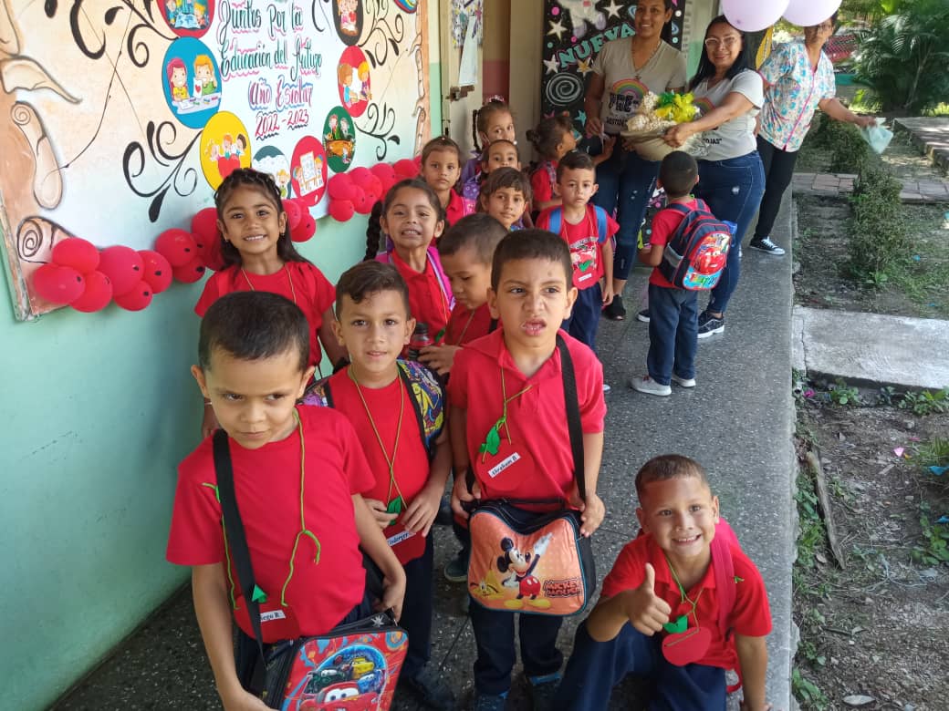 pen_aristides's tweet photo. #04deOct Activo el @pen_aristides en el inicio del nuevo año escolar 22/23, recibiendo a nuestra muchachada con mucho entusiasmo 🥳. Ellos son el futuro de nuestra Venezuela.
#RostrosDeMiPueblo
#AraguaEsEducación
#ZamoraEsZamora
@NicolasMaduro
@_LaAvanzadora
@leoalvacabrera https://t.co/20hOkYXt5L