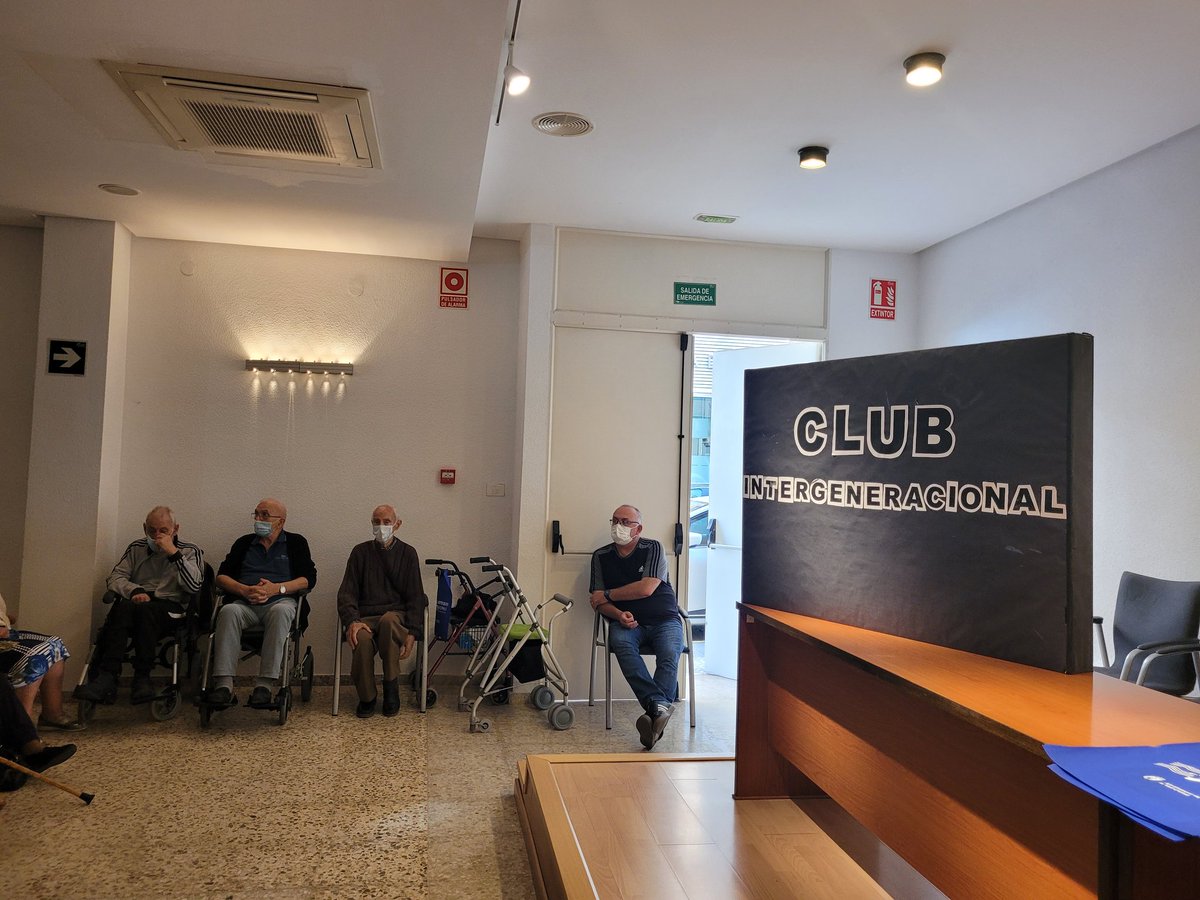 Aquest matí, el saló d'actes de la #biblioteca ha acollit la inauguració d'una altra edició de les #tertúlies #intergeneracionals.👏👏👏 Amb l'alumnat de PR4 dels ies <a href="/IESBotanic/">IESBotànicCavanilles</a> i <a href="/iesbenigaslo/">IES BENIGASLÓ</a>
junt a la gent gran de la llar Sagrada Família😉