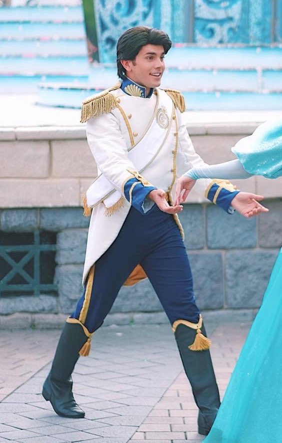 CosplayerGuys's tweet photo. Want to be featured? DM your favorite hot guy in costume& follow us.#thelittlemermaid #DisneyPrince #gay #PrinceEric #guysinwigs #GayHalloween #Halloween #GayCosplay #Cosplay #gayPrince #DisneyParade #mullet #tightpants #guyswithmullets #guysintightpants #Hotguysincostume #TLM https://t.co/ijizZzsYz2