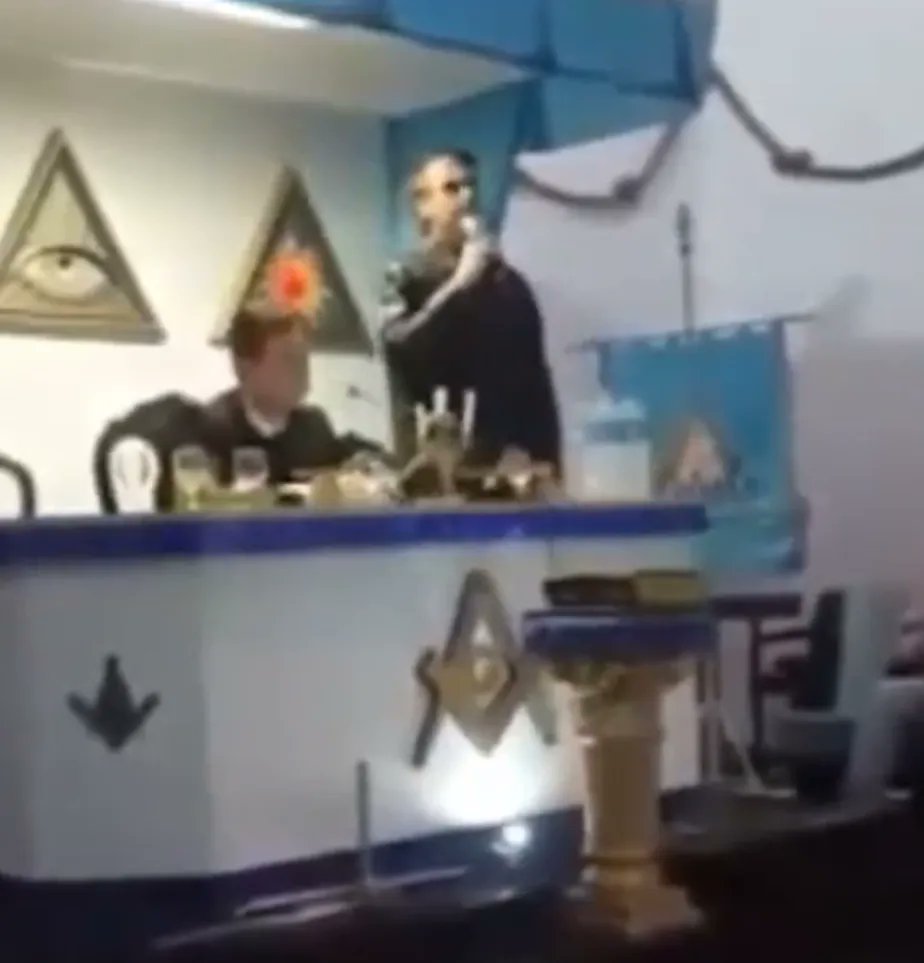 Bolsonaro na maçonaria: vídeo antigo viraliza e presidente é alvo de críticas glo.bo/3rthHLz