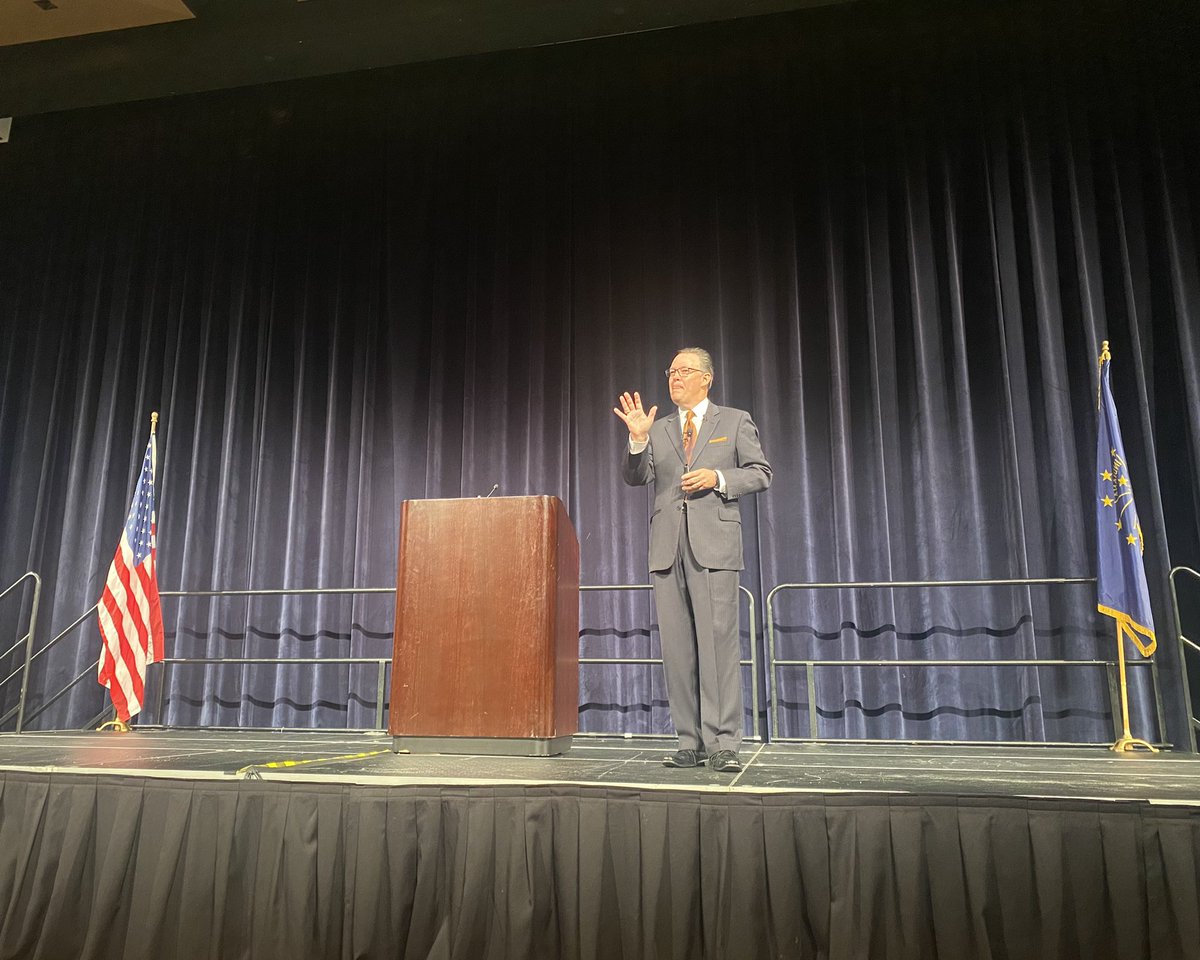 isbanews's tweet photo. Amazing lessons on leadership and laughter from Clint Swindall, our keynote speaker on the second day of the ISBA/IAPSS Annual Fall Conference! #INFallCon22 https://t.co/5QeJUEE37d
