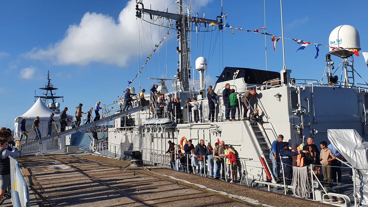 navalgroup's tweet photo. [#Throwback] ⚓️🇧🇪 Our mates from Naval Group Belgium took part to the #DroneFest during the 3rd edition of the Zeebrugge #TechnoFest. On the programme: visit the ships of @TheBelgianNavy, virtual reality, techno music, but above all drone races! #navgeek https://t.co/O3apmmgLuM