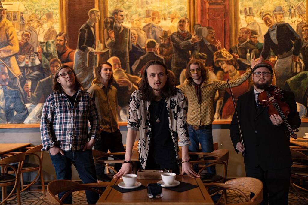 SimonMoholt's tweet photo. Sjekk ut noen av Pilgrim låtene vi opptrådte på @gamla_oslo konserten her: 

1. Flammer
2. Game Of Thrones 
3. Klem Hardere/Var Det Bare Ord 
4. Blond På Blond
5. En Helt Ny Begynnelse 

Videoen blir tydeligvis kuttet til maks 1 minutt, men du kan se hele versjoner av låtene… https://t.co/9DTyQkVdmI