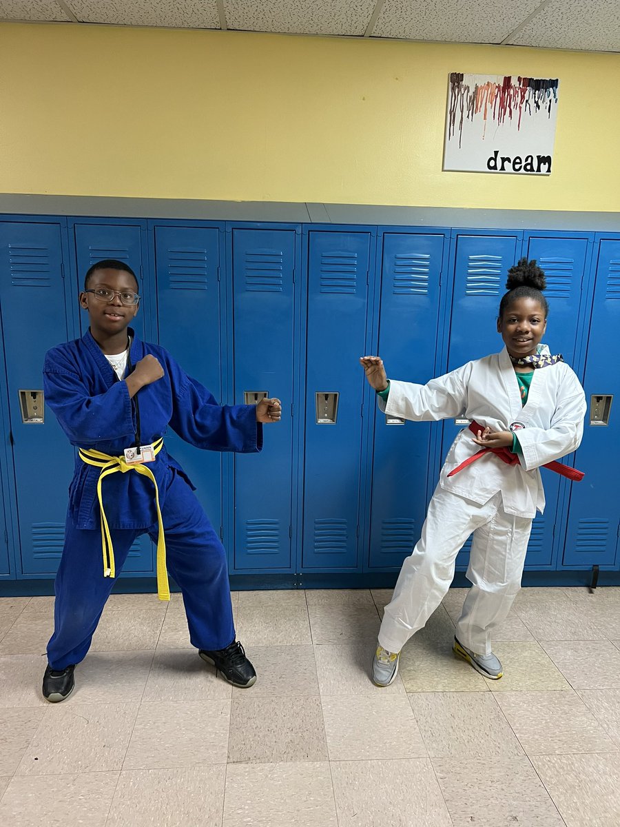 LindenSchoolOne's tweet photo. Today, we may have dressed like our favorite athlete, but we are ALL a part of the School #1 Team🧡🖤 #WeekofRespect #SchoolOneIsFun @RGT_EdD @LindenSchoolsNJ #LindenCelebrates https://t.co/OYv5XtRraJ