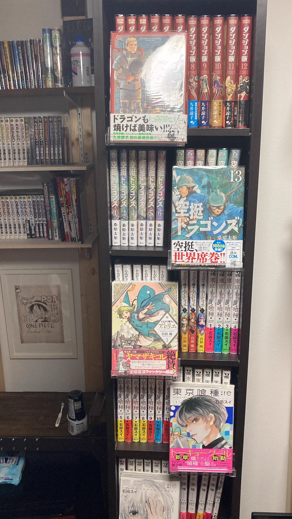 まるで自宅が本屋さん！？ダイソーで見つけた「漫画を飾れる棚」。
