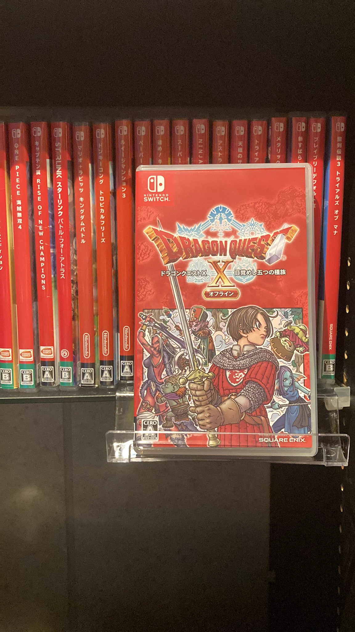 まるで自宅が本屋さん！？ダイソーで見つけた「漫画を飾れる棚」。