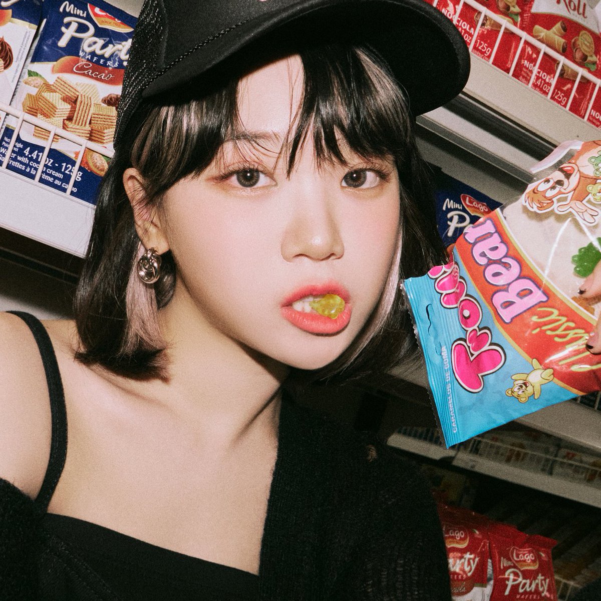 npomvtt's tweet image. 😂 Os irmãos Yena (solista) e Sungmin (ex SPEED) falaram que Chaewon (LE SSERAFIM) vai tanto visitar Yena, ao ponto de já ter dormido lá, que deveria até pagar aluguel.