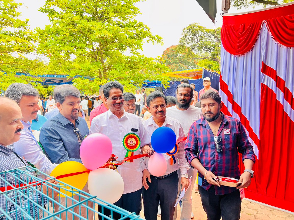 dr_yali's tweet photo. Under Shimoga SPCA Community puppy's adoption centre  inauguration in state level dog show by MLC DS Arun sir.Director  https://t.co/QWh5uhbIml Palegar sir and DC Dr. Selvamani sir ,Deputy Mayar Shankar Gani sir and Animal welfare wardan Prasad were present on the occasion https://t.co/hBxhXcWT2n