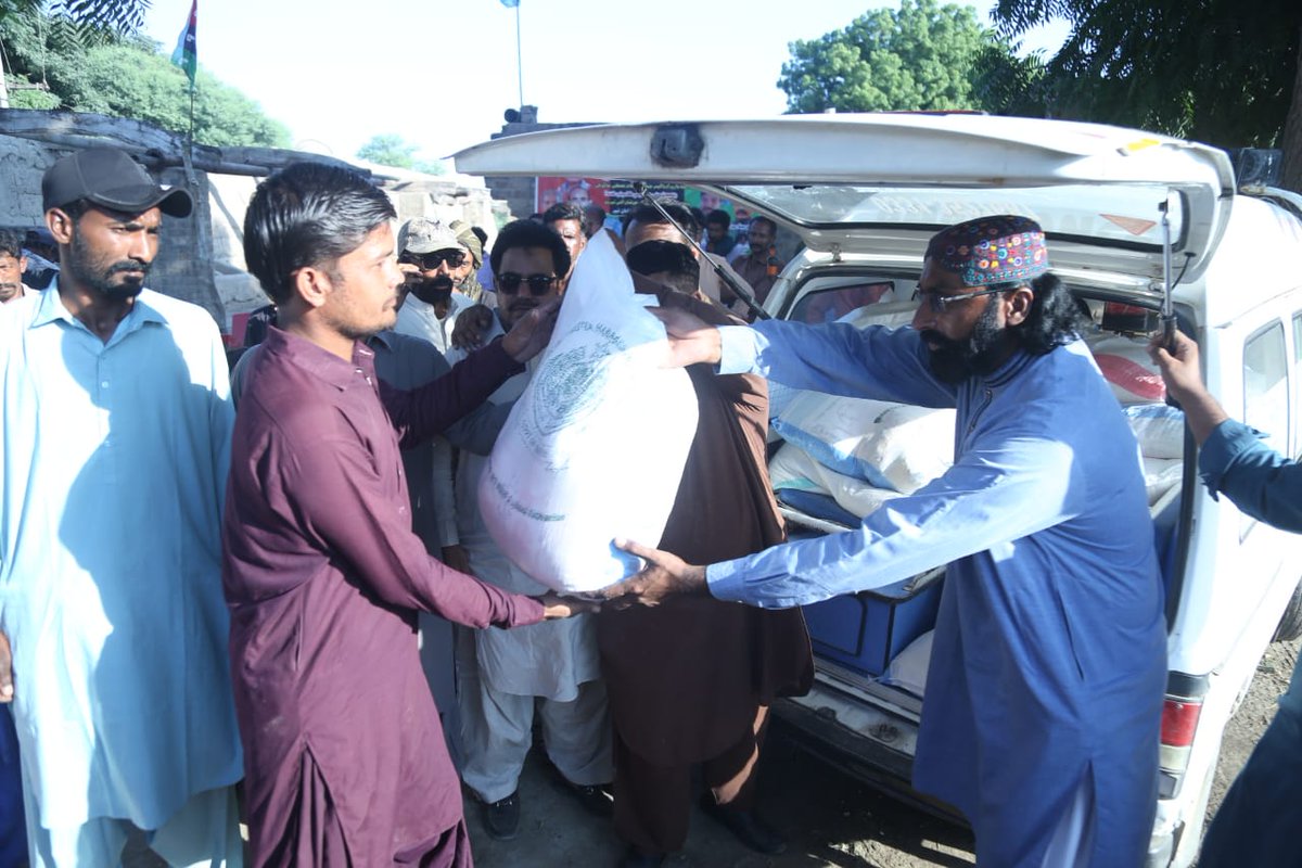 ZounrAsad's tweet photo. #UpdatePs63 (4/10/22)
#UcMulan 
On the direction of Sindh Information Minister @sharjeelinam, distribution of ration to the poor families affected by rain and flood in various areas of #PS_63 constituency continues.
@BBhuttoZardari
@AseefaBZ
@rawalsharjeel
@MediaCellPPP https://t.co/DcLvM36hcp