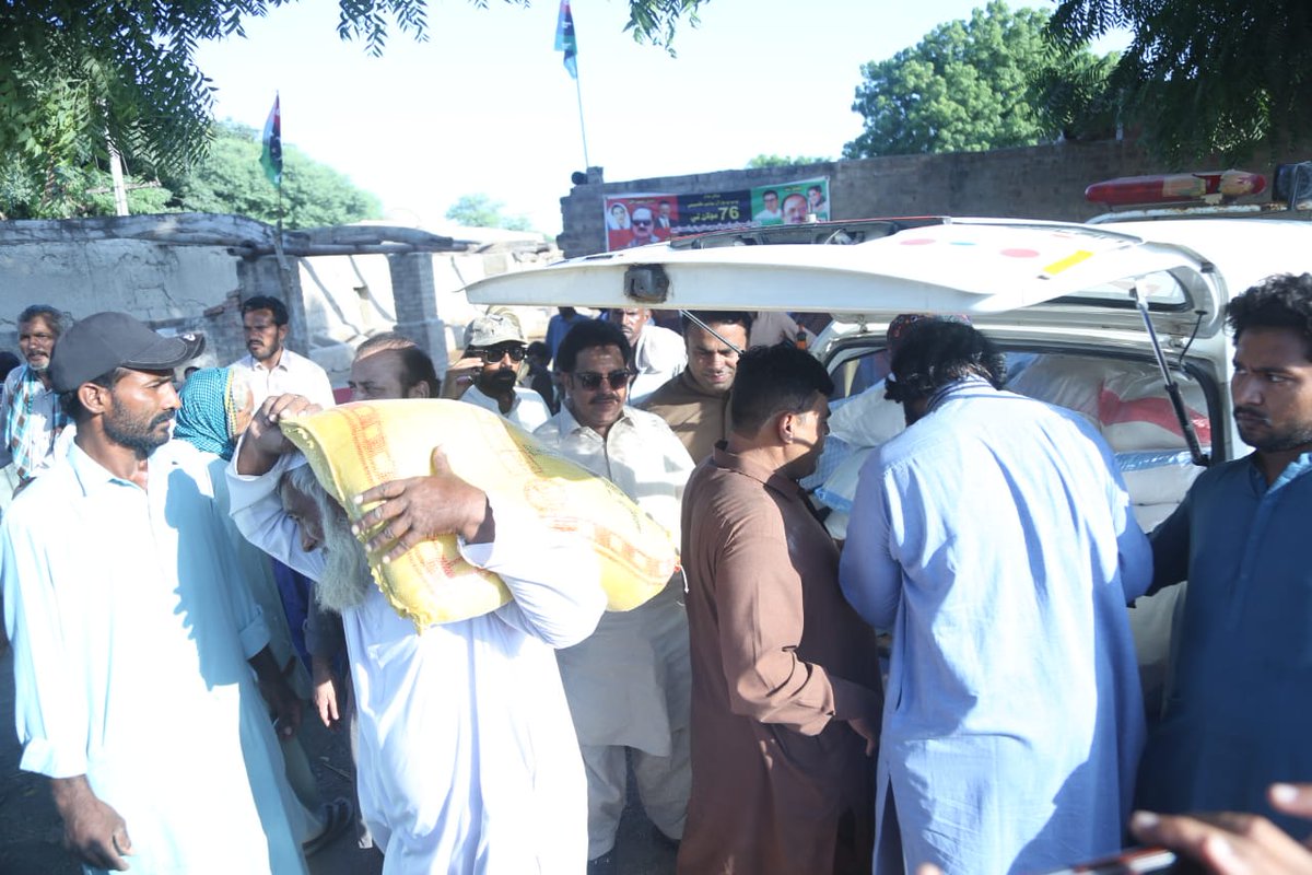 ZounrAsad's tweet photo. #UpdatePs63 (4/10/22)
#UcMulan 
On the direction of Sindh Information Minister @sharjeelinam, distribution of ration to the poor families affected by rain and flood in various areas of #PS_63 constituency continues.
@BBhuttoZardari
@AseefaBZ
@rawalsharjeel
@MediaCellPPP https://t.co/DcLvM36hcp