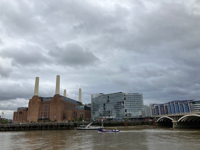 cindygallop's tweet photo. The obligatory and these days, wildly convenient + enjoyable quick stroll over Chelsea Bridge to @BatterseaPwrStn to pick up Roti King deliciousness. Beef rendang for my mother's dinner, spinach-and-cheese-stuffed roti for my late lunch 😍 #RotiKing https://t.co/X2wA2bAvMf