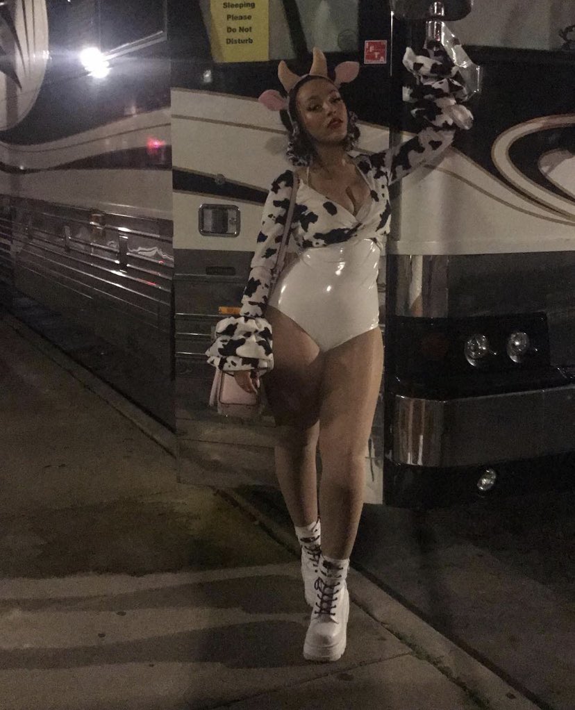 ThrowbackDoja's tweet photo. Doja Cat via Instagram 4 years ago today ‘SHOUT OUT @wesperiod FOR SETTING MY FIRST HEADLINING TOUR OFF RIGHT / EVERYONE SHOULD GO CHECK HIM OUT NOW ⭐️ YOU DESERVE A LOT MORE RECOGNITION 🙏THANK YOU 💖’ (october 4th 2018) https://t.co/5THFLbQHso