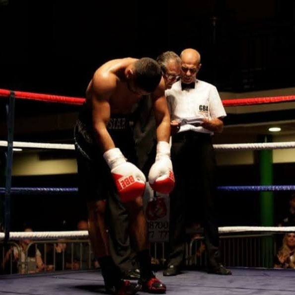 OzgulSiar's tweet image. From my first professional fight 2013-10-04 💥🥊

#pro #professional #profight #proboxing #professionalboxing #siarozgul