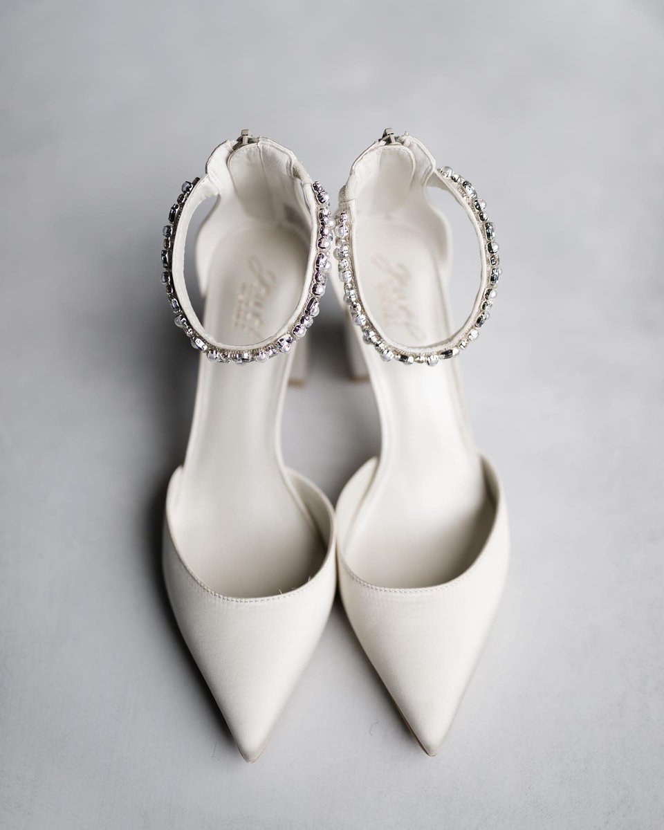 davidsbridal's tweet photo. Say I do to the perfect shoes 💖  

Click the link to shop this shimmering style and more must-have wedding shoes! https://t.co/gfbq87NdhW Instagram/hhbridalhair

Style RISSA https://t.co/OFYmKeS3eY