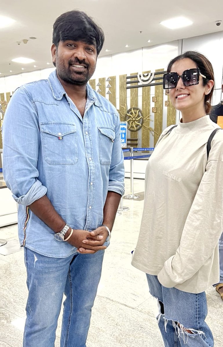 HindiFilmibeat's tweet photo. When two stars collide!  @jonitamusic and @VijaySethuOffl bump into each other at airport. 
.
.
#JonitaGandhi #Vijaysethupathi #suddenmeet #airportmeets https://t.co/ZmFlNipeG9