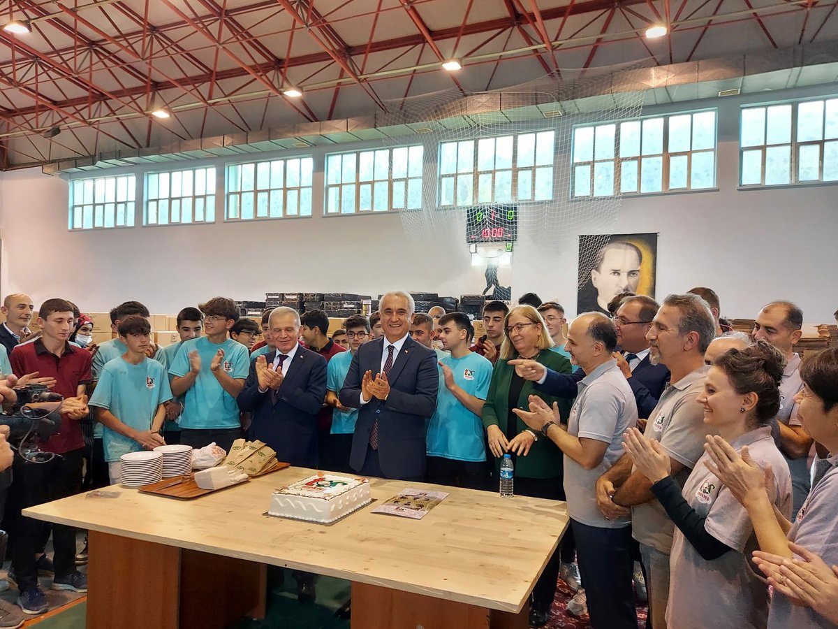 50 öğrenci,18 öğretmen ve 6 teknisyen oyuncak üretim sürecinde görev alırken,öğrenciler de 4-5 bin TL aralığında ücret almaktadır.Toplam 150.000 olan oyuncak siparişinin bugün 75.000 nci oyuncağı üretildi.Üretilen 75.000 nci oyuncak anısına öğretmen ve öğrencilerle pasta kesildi