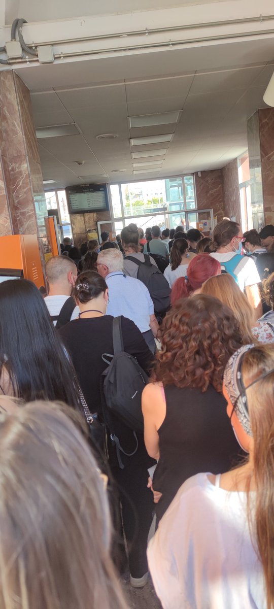 A veré si penseu aquesta també a l'estació de Sant Andreu.... Així cada dia