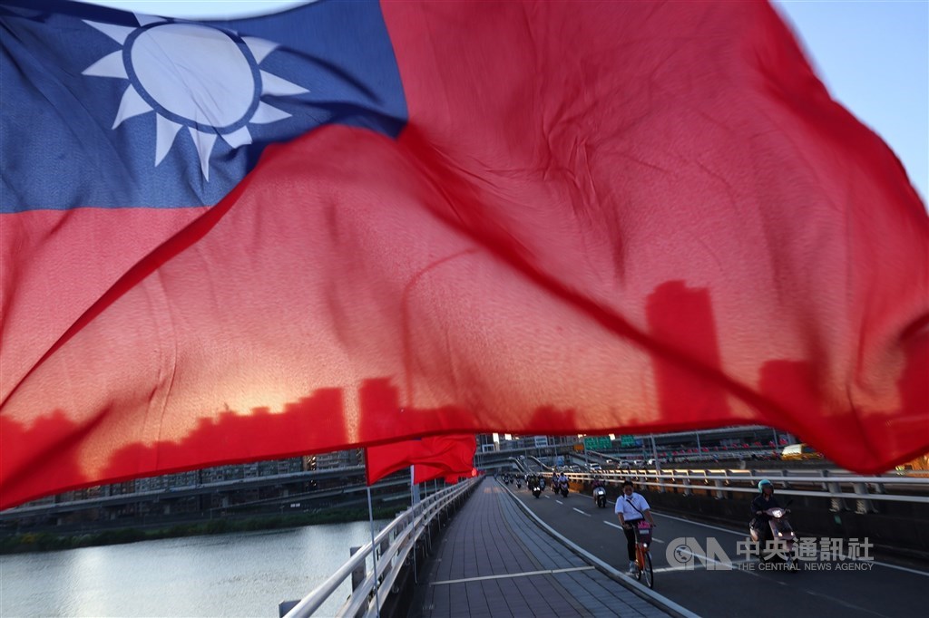Focus_Taiwan's tweet photo. [PHOTO] A cyclist basks in sunshine on Taipei Bridge Monday shaded by a line of Republic of China (Taiwan) flags, displayed ahead of National Day on Oct. 10. https://t.co/KwoDR2RGFb