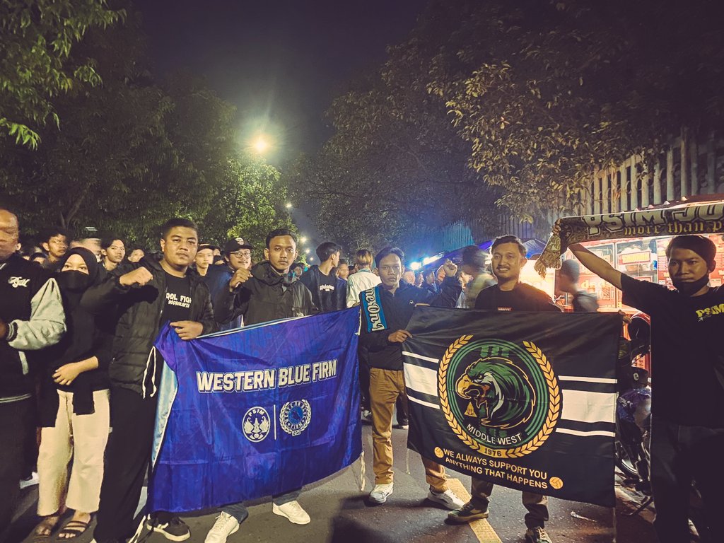 WesternBlueFirm's tweet photo. Perdamaian itu bukan tahayul. Mari sekarang kita kawal kasus kanjuruhan sampe setuntas-tuntasnya.
#UsutTuntasTragediKanjuruhan https://t.co/oq3RKzNQ6S