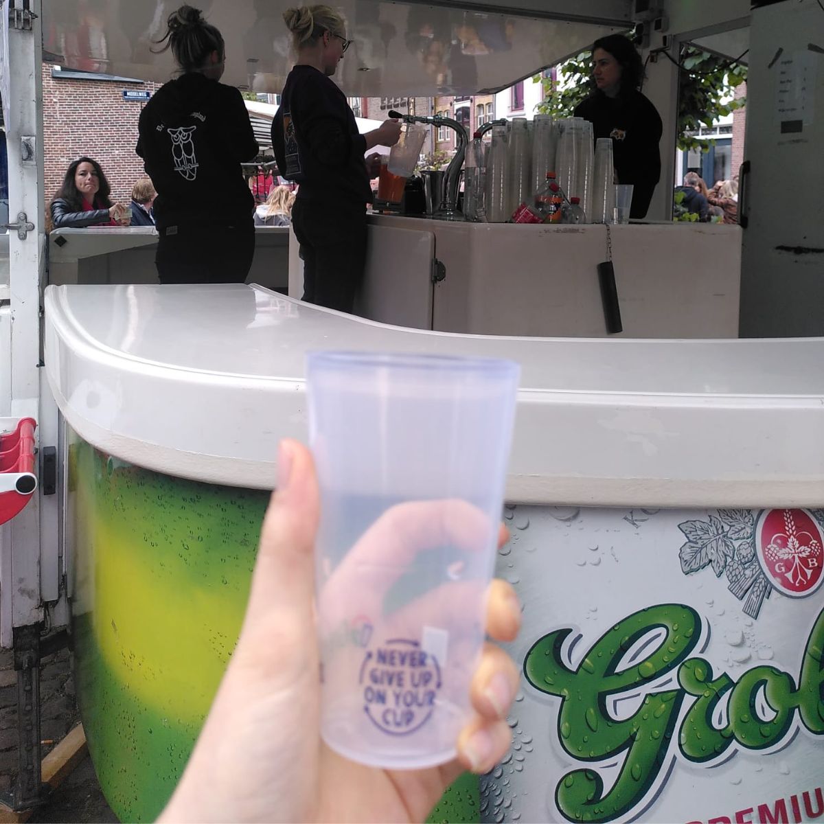 De afgelopen dagen werd het Leidens Ontzet gevierd, een event dat in 2019 de overstap maakte naar een herbruikbaar bekersysteem met statiegeld. Een goed voorbeeld voor andere evenementen! Onze collega's Emmy en Karl waren uitgenodigd in Leiden om hier meer over te horen. #reuse