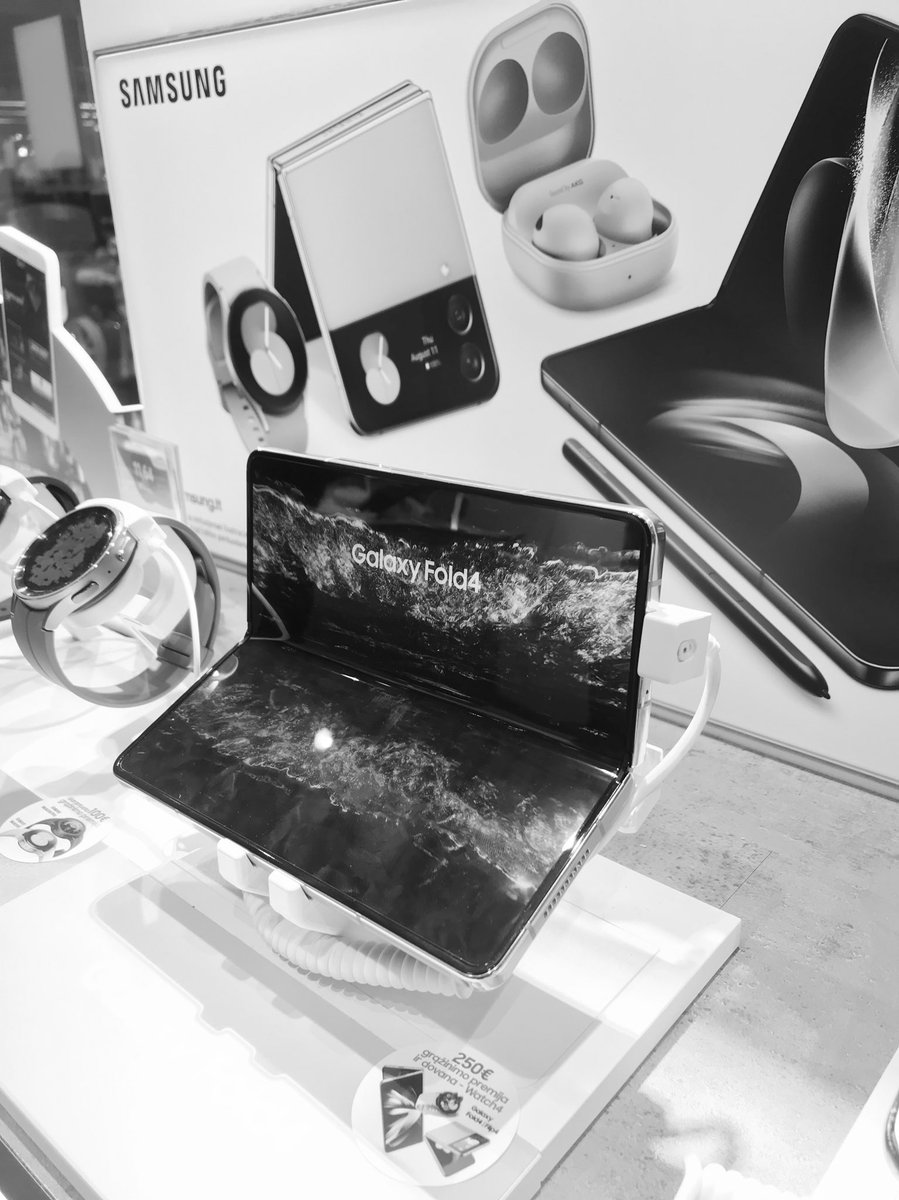hyperotsadoc's tweet photo. Foldable smartphone #SamsungGalaxy Fold 4. Is this really what users need?🤔 

#ux #design #designer https://t.co/EmRbh3e9On