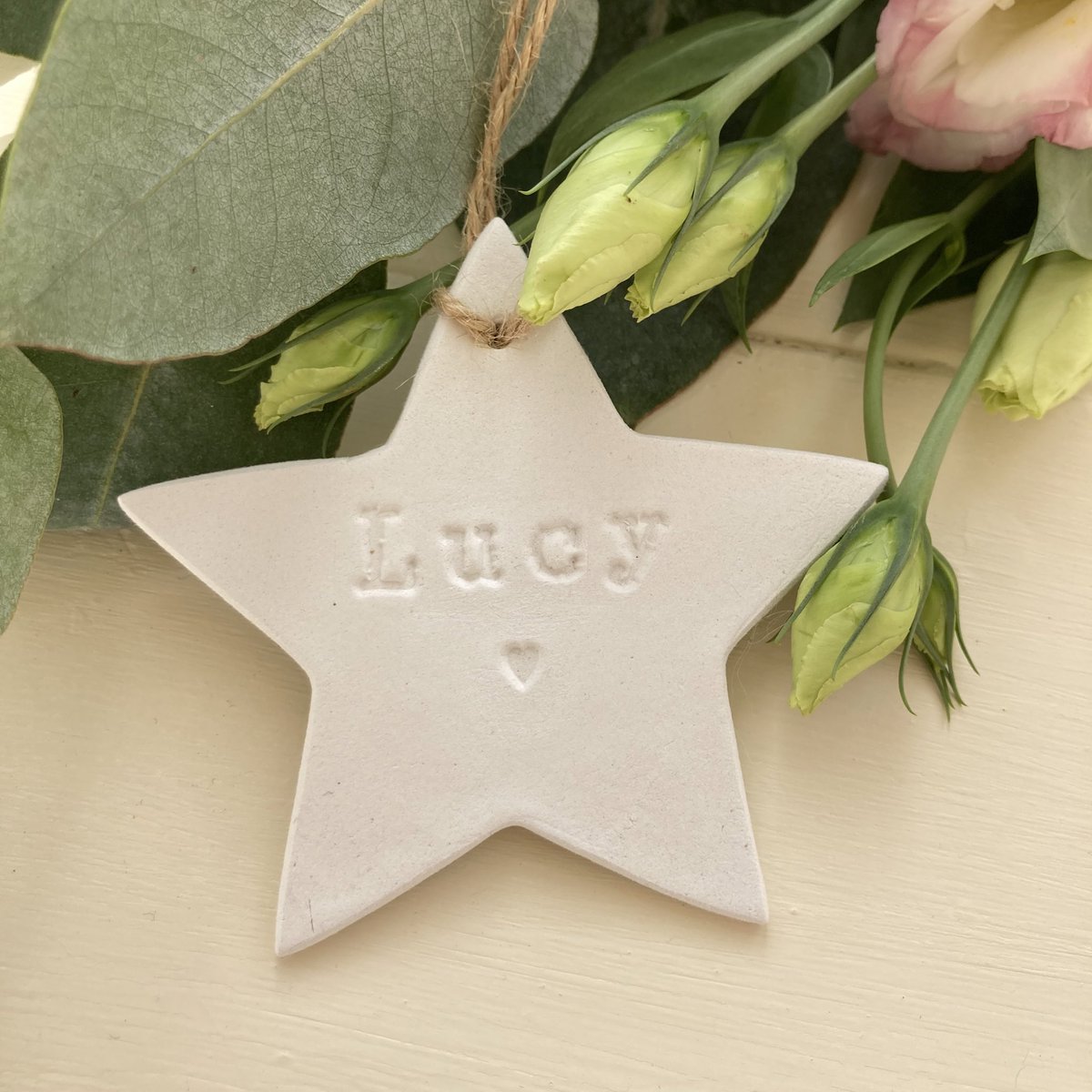 My personalised stars make a perfect for a gift or Christmas decorations. Pop to my Etsy shop to have a look 🤍
#claystar #weddingfavours #christmastree #christmasdecor #christmasdecorations #handmadeclay #rusticstar #claystardecor #weddingdecor #etsyshopuk #etsy #acornstationery