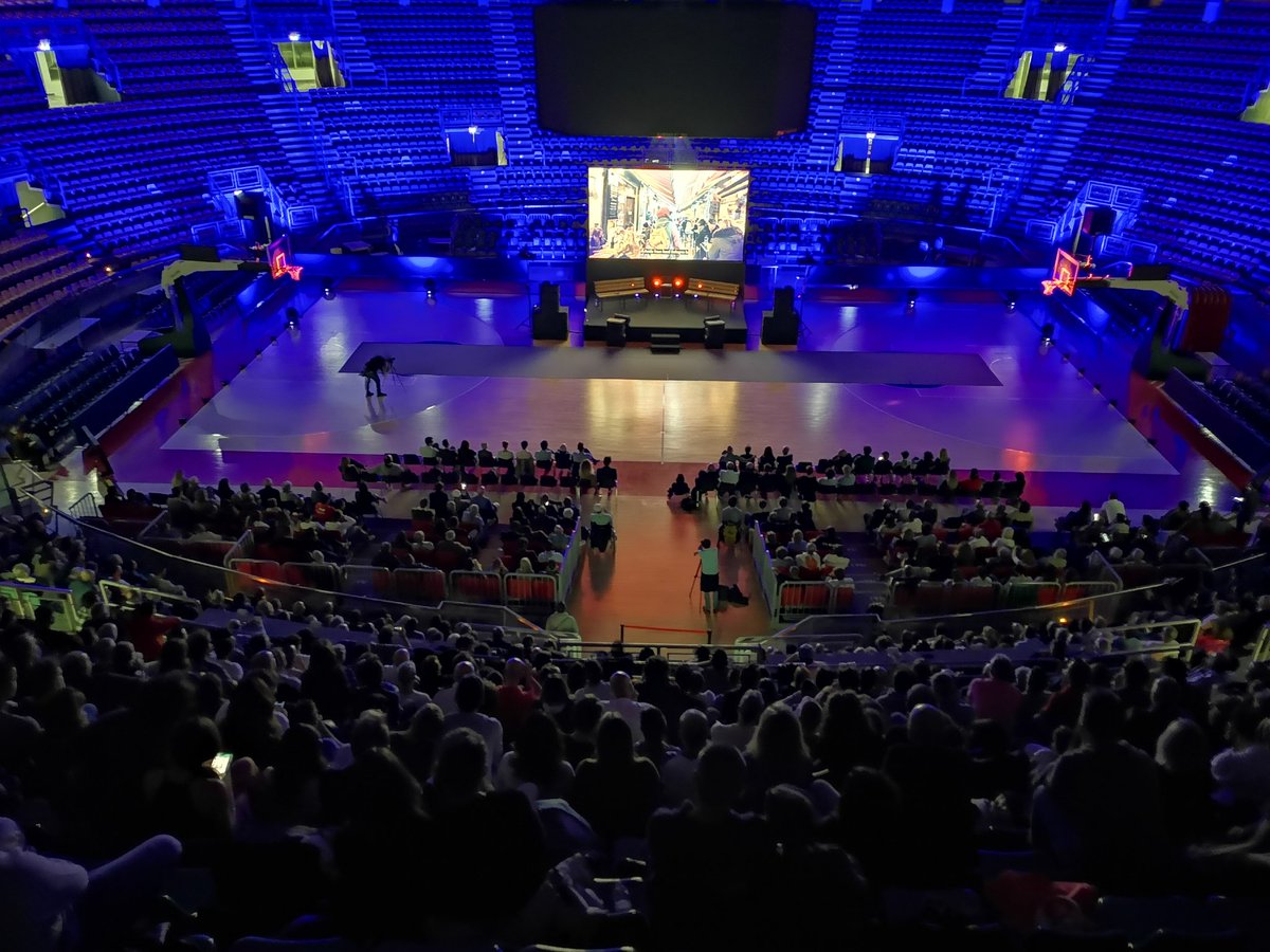 Live dal PalaDozza. 1300 persone a vedere il documentario che abbiamo realizzato per NBA su Bologna.
#NBAHoopCities @NBAItalia