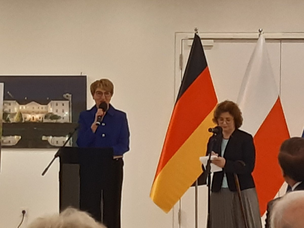 kammerunion's tweet photo. Vielen Dank @lubuskiepl  für den interessanten Abend im #Landtag #Brandenburg. Hier ist heute eine #Ausstellung über die Schönheit der #Wojewodschaft #Lubuskie, dem unmittelbaren Nachbarn jenseits der #Oder, eröffnet worden.  #deutsch - #polnisch|e #Zusammenarbeit
@ElzbietaPolak https://t.co/wiuBXjuS2C