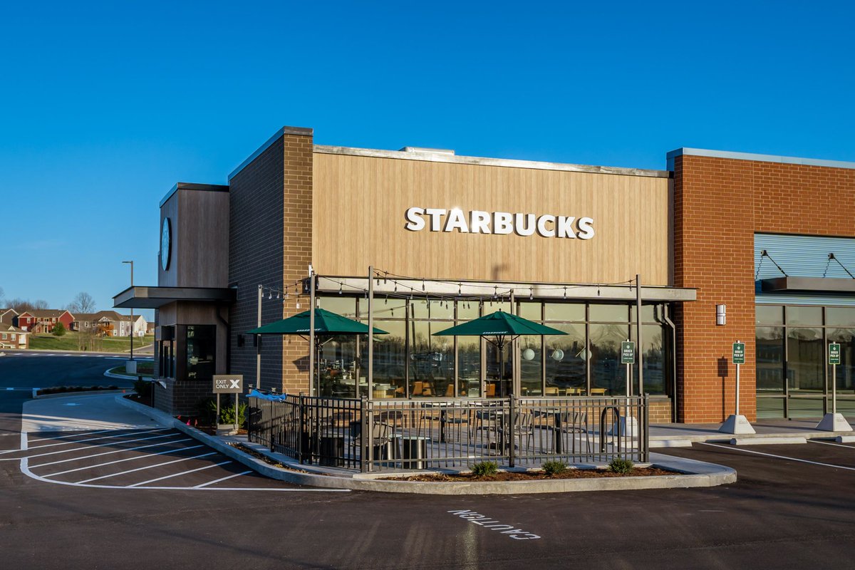 #TenantSpotlight: Starbucks (Jefferson Ridge)
Whether you’re team #PSL🎃☕🍁 or #blackcoffee (fight it out ⬇️), the team @Starbucks has that espresso jolt you need!
Drive thru, or step inside the modern, spacious, & inviting dining area: 3508 E. 10th Street, Jeffersonville, IN