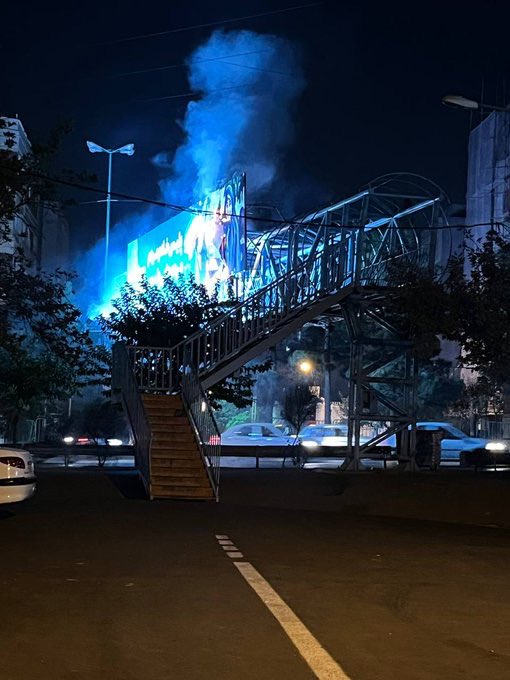 Davoudlotfi's tweet photo. 🔥سه شنبه ۱۲مهر ۱۴۰۱
نوزدهمین روز قیام سراسری مردم ایران برای آزادی
'تهرانپارس
آتش زدن تابلویی که روی آن نوشته شده بود: "پلیس خادم مردم، مردم حامی پلیس"
🔴این #انقلابیست_تا_پیروزی
#قیام_سراسری
#IranRevolution2022
#OnIran
🆔@davoud_46 https://t.co/yX68OQGN2f