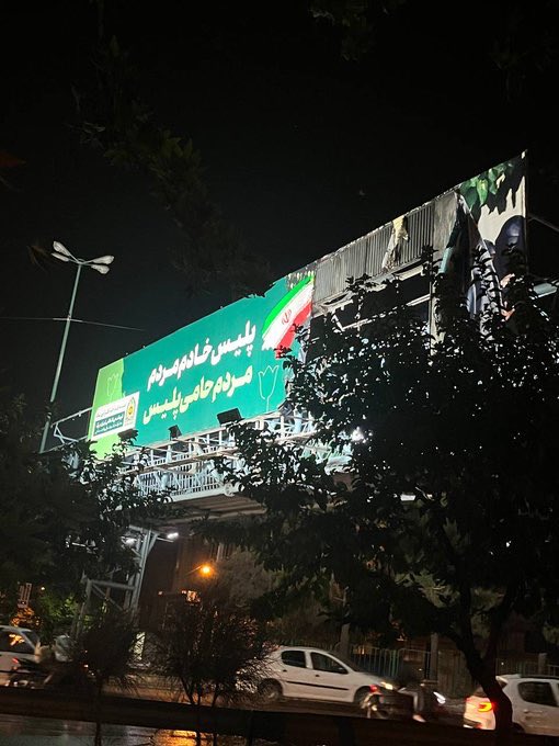 Davoudlotfi's tweet photo. 🔥سه شنبه ۱۲مهر ۱۴۰۱
نوزدهمین روز قیام سراسری مردم ایران برای آزادی
'تهرانپارس
آتش زدن تابلویی که روی آن نوشته شده بود: "پلیس خادم مردم، مردم حامی پلیس"
🔴این #انقلابیست_تا_پیروزی
#قیام_سراسری
#IranRevolution2022
#OnIran
🆔@davoud_46 https://t.co/yX68OQGN2f