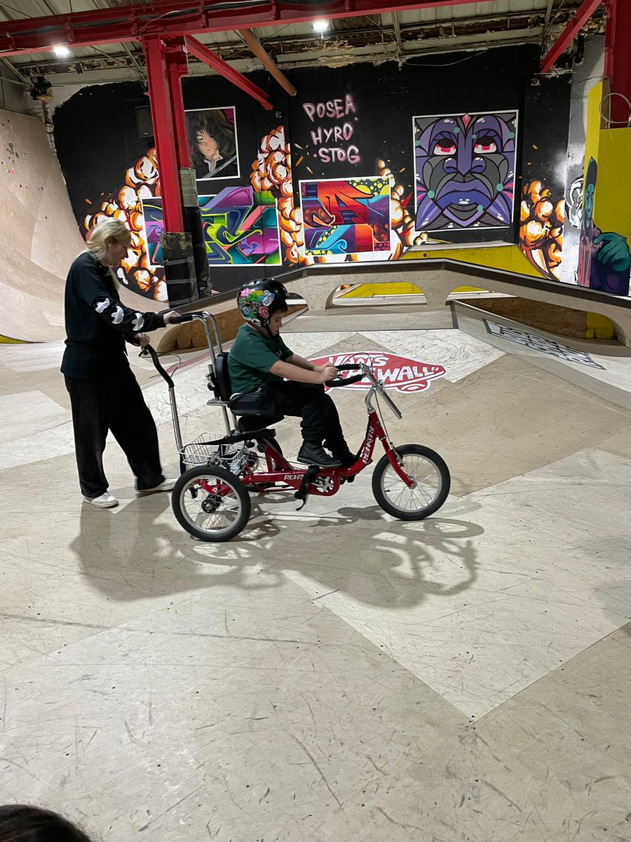 KNightingale4's tweet photo. What an incredible session @LSTENLeeds with @LEEDSMENCAP 🚴‍♀️ @irwinmitchell sponsored one of the adaptive bike sessions and is was great to have a go and meet the children and volunteers. Fantastic opportunity for inclusive sport 🚴‍♀️🛴

@Lauren_M_Webb @LauraGibson306 https://t.co/VSl9Dgs9s9
