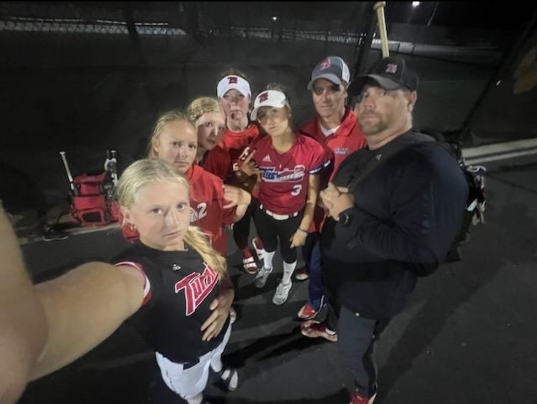 18uCaten's tweet photo. Monday night training with @Turnin2Softball. Don't let the serious looks fool you, these ladies worked hard last night and had a great time. #1%better #dontstoptraining https://t.co/Yvh1062ewI
