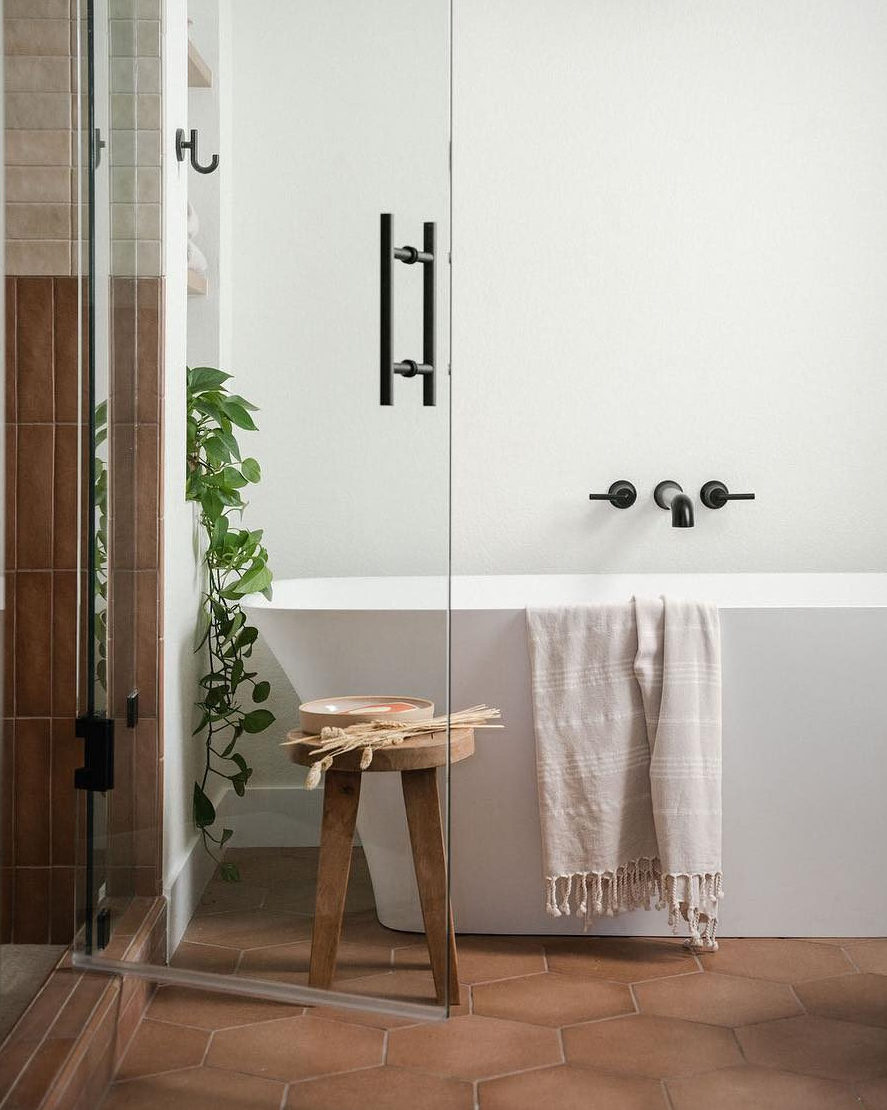 Loving the mix of tile layouts &amp; color in this shower! bit.ly/3SeyJJ7

Shower Tile: Makoto 2.5x10 in Umi Terracotta &amp; Shoji White

Designed by doucettedesigns
📷 danecroninphoto