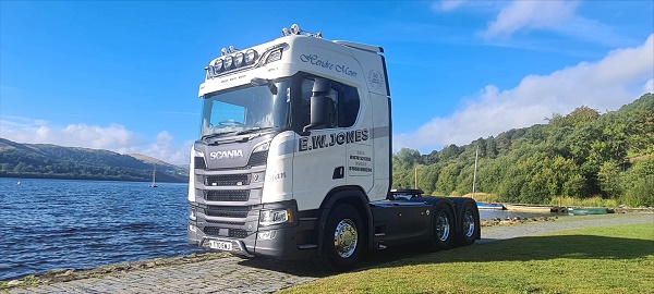 HaydockGroup's tweet photo. It was a pleasure for Deeside Truck Services to hand this stunning #Scania R770 6x4 CAT 2 80ton over to #EWJones
#lightfix bars
#racecraft Graphics
#stunning

Thank you Huw &amp; Sian for your continued business 👍 

#newtrucks #suppliedbyhaydockcommercials #scaniawithaview https://t.co/QDIa3ZsSM9