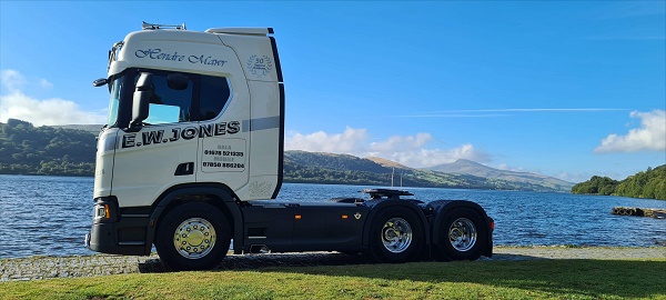 HaydockGroup's tweet photo. It was a pleasure for Deeside Truck Services to hand this stunning #Scania R770 6x4 CAT 2 80ton over to #EWJones
#lightfix bars
#racecraft Graphics
#stunning

Thank you Huw &amp; Sian for your continued business 👍 

#newtrucks #suppliedbyhaydockcommercials #scaniawithaview https://t.co/QDIa3ZsSM9