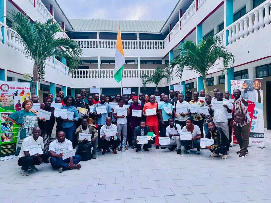 maxomci's tweet photo. [FORMATION]
La 6e édition des formations en élevage de volaille que nous organisons s'est déroulée avec succès. Merci à tous les participants 🥰.
🏃🏽‍♂️En route pour la 7e édition prévue pour les 10 et 11 décembre 2022.
Info : 0749492825 / 0505396359

#maxom #civ225 #elevage https://t.co/JTiXBoTOrV