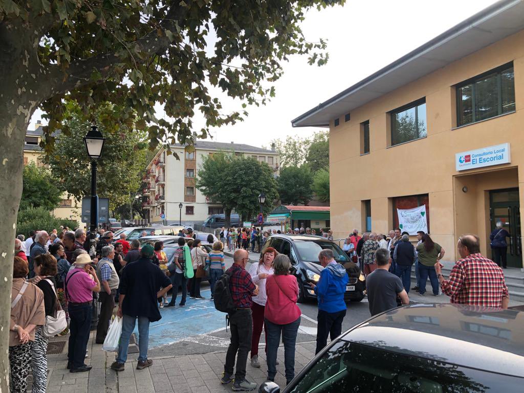 PsoeEscorial's tweet photo. 🔈🔈El Escorial se moviliza por la reapertura del Servicio de Urgencias y por el refuerzo de la sanidad pública.

🏥 @IdiazAyuso reabra ya las Urgencias y deje de jugar con la salud de los vecinos. 

¡No pararemos hasta conseguirlo!

#LaSanidadPúblicaNoSeVendeSeDefiende
@psoe_m https://t.co/tUMdcr2t7a