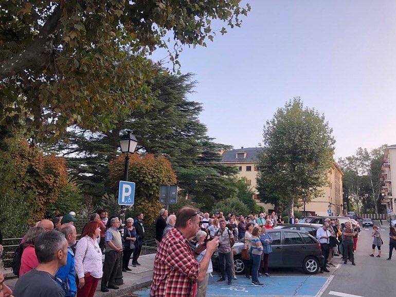 PsoeEscorial's tweet photo. 🔈🔈El Escorial se moviliza por la reapertura del Servicio de Urgencias y por el refuerzo de la sanidad pública.

🏥 @IdiazAyuso reabra ya las Urgencias y deje de jugar con la salud de los vecinos. 

¡No pararemos hasta conseguirlo!

#LaSanidadPúblicaNoSeVendeSeDefiende
@psoe_m https://t.co/tUMdcr2t7a