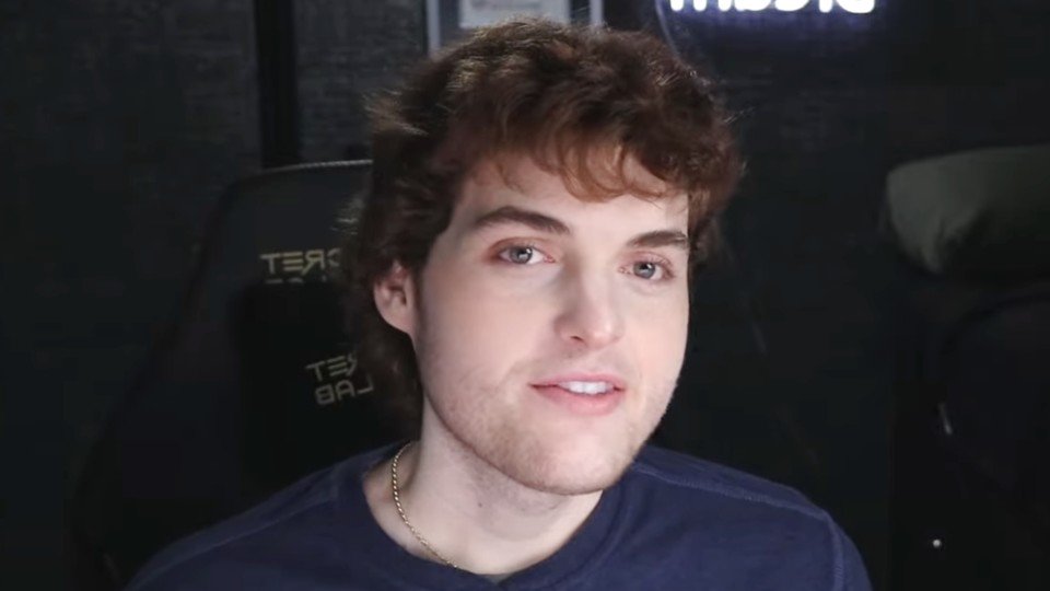 Bruh_itsFatima's tweet photo. Dream looks like he is slowly evolving into a Minecraft character after playing so much Minecraft. His jawline just does not look natural😭#dreamfacereveal https://t.co/cwTAtXJDge