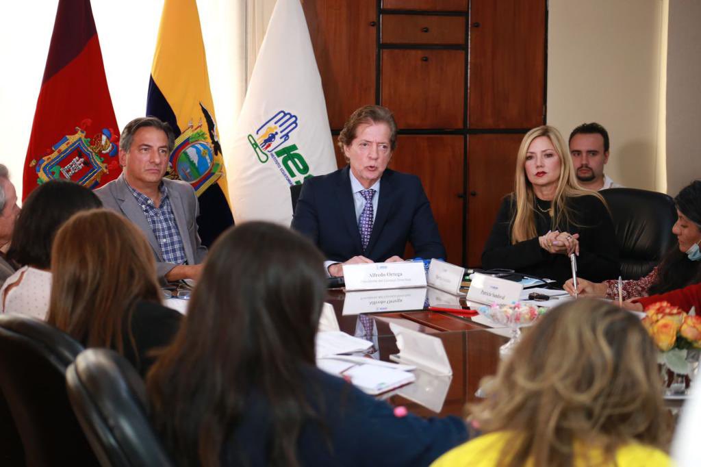 AlfredoOrtegaEc's tweet photo. Estamos revisando los perfiles de los colaboradores y no me temblará la mano para sancionar los actos de corrupción comprobada que se detecten al interior del @IESSec. #IESSdelosAsegurados https://t.co/WRsmyDnRt0