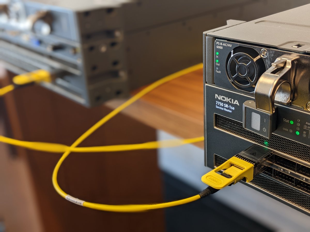 Do you know why I love my job: I love having the latest gear to test and bringing it into production to provide <a href="/DECIX/">DE-CIX</a> customers with the easiest way to run interconnection &amp; peering! #peeringfamily #nokia #800G