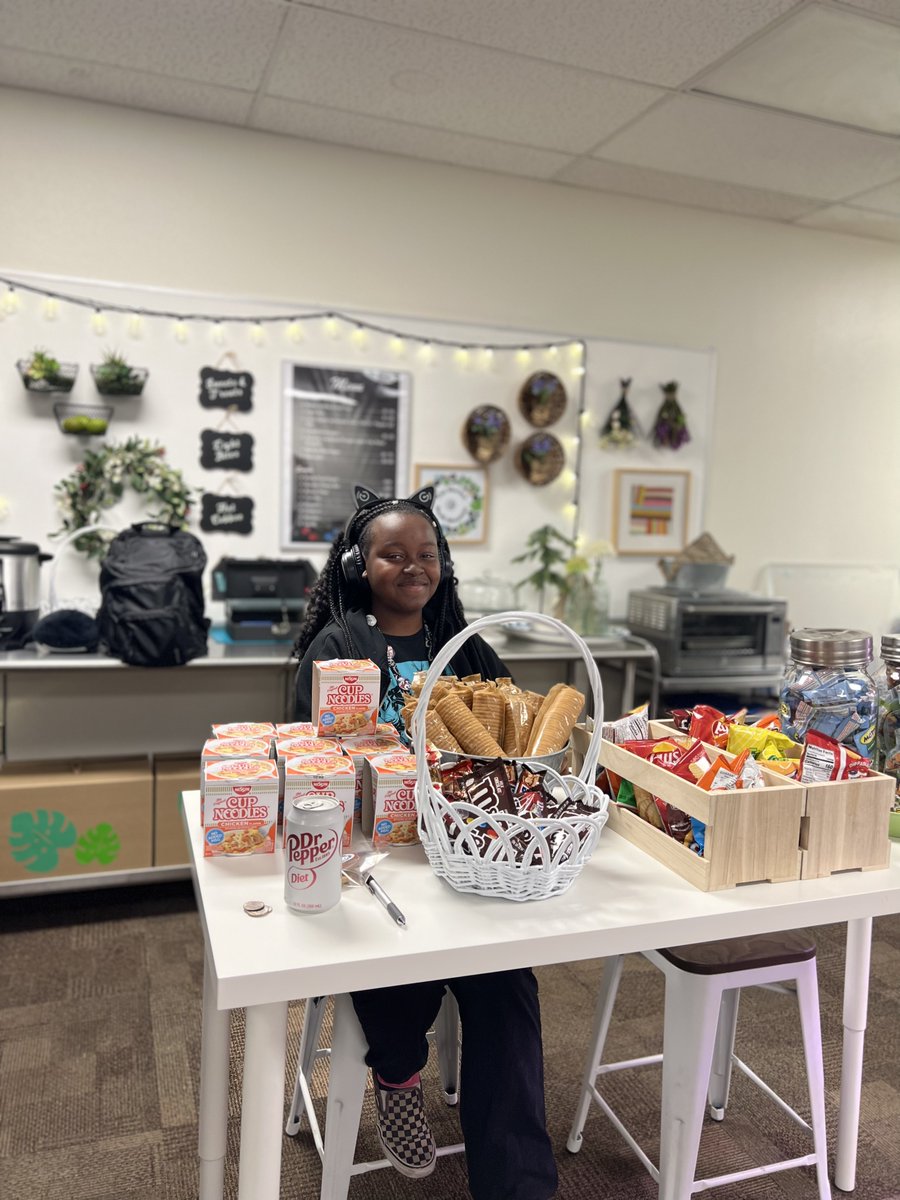 SouthMountainHS's tweet photo. Check out our future business owners! 
Students learning how to operate a small business through snack and beverage sales 😁. https://t.co/3jbunZJtz5