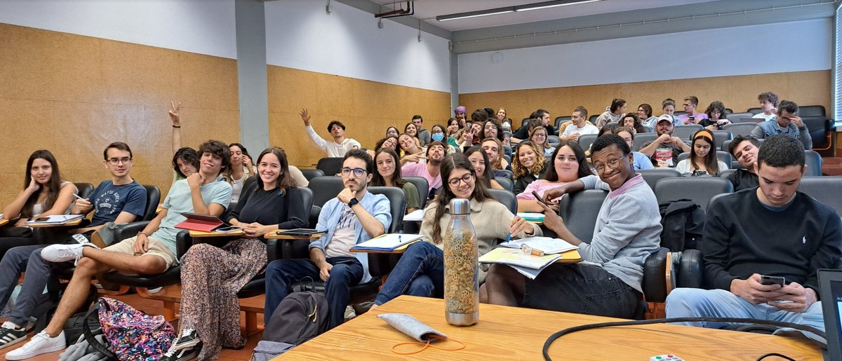 Earlier today we counted animals @FC_UL  in the Ecologia Numérica class. This below is an image of the students while doing it - the picture was OKed by students for public release. Check my timeline earlier today for details, but the "farm" is seen in the pic below!