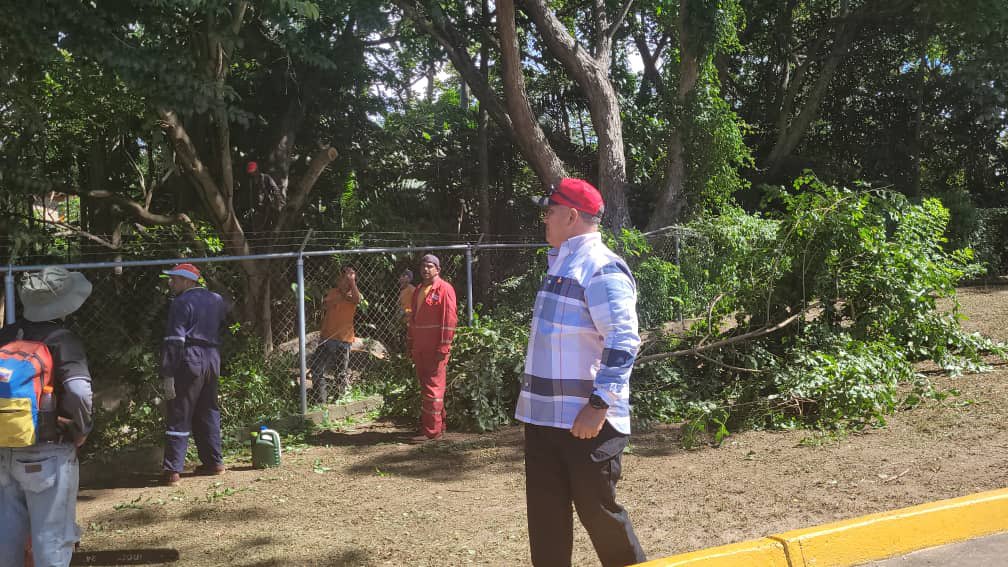 Con sentido pertenencia, nuestros equipos integrales mantienen las labores de limpieza; así como de alumbrado en las áreas, continuamos llevando las políticas de altura a todos los lugares #VenezuelaGaranteDePaz