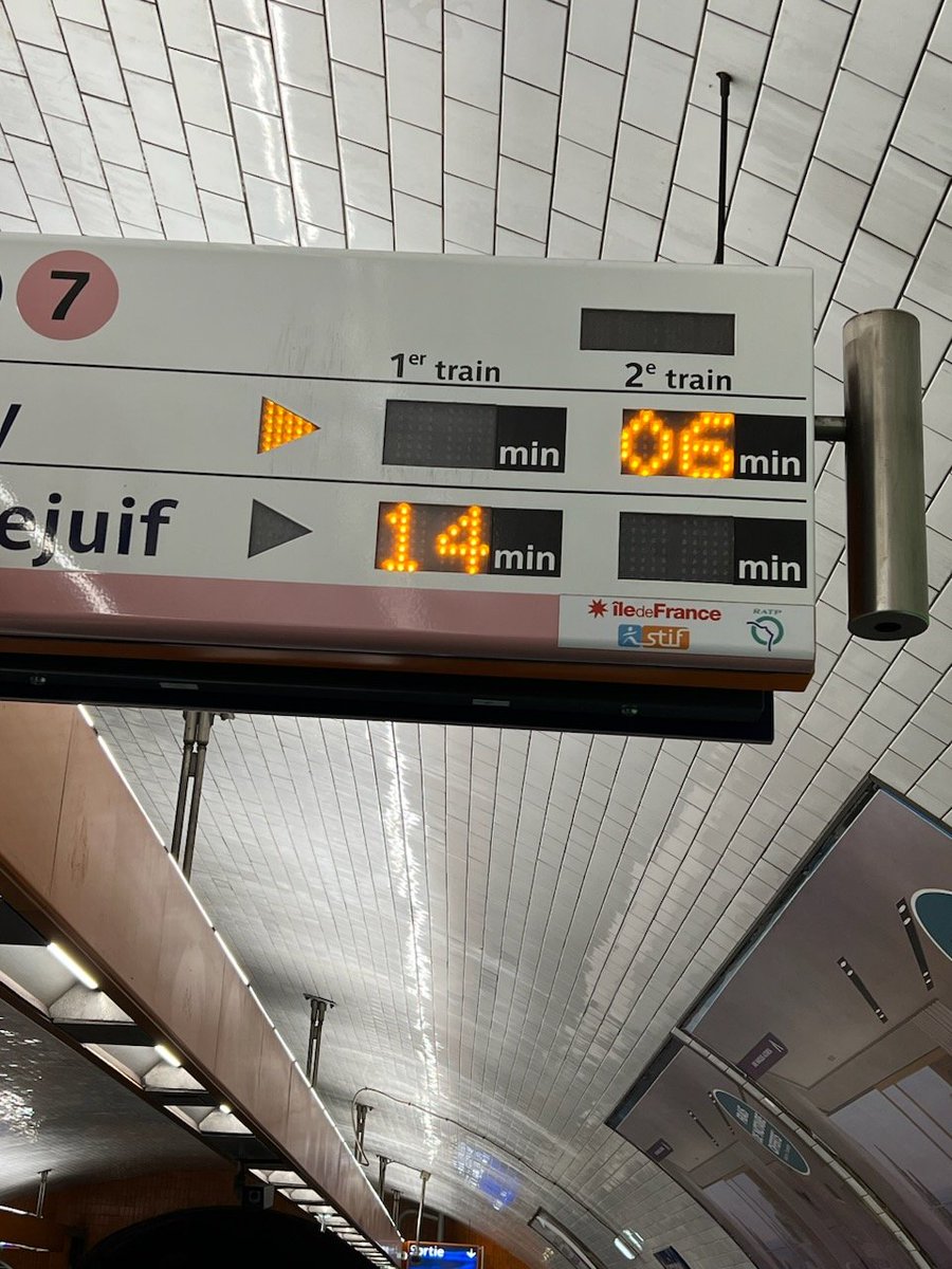davidino_s's tweet photo. Le métro 7 bleu @VilleVillejuif définition: un moyen d'attente utilisé au XXI siècle pour regarder les derniers habitants de Maire d'Ivry s'y rendre joyeusement. un spectacle, très prisé par la foule, répété quasiment tous les jours. Merci @Ligne7_RATP @usagers_ligne7 https://t.co/9hfAGS2QWr