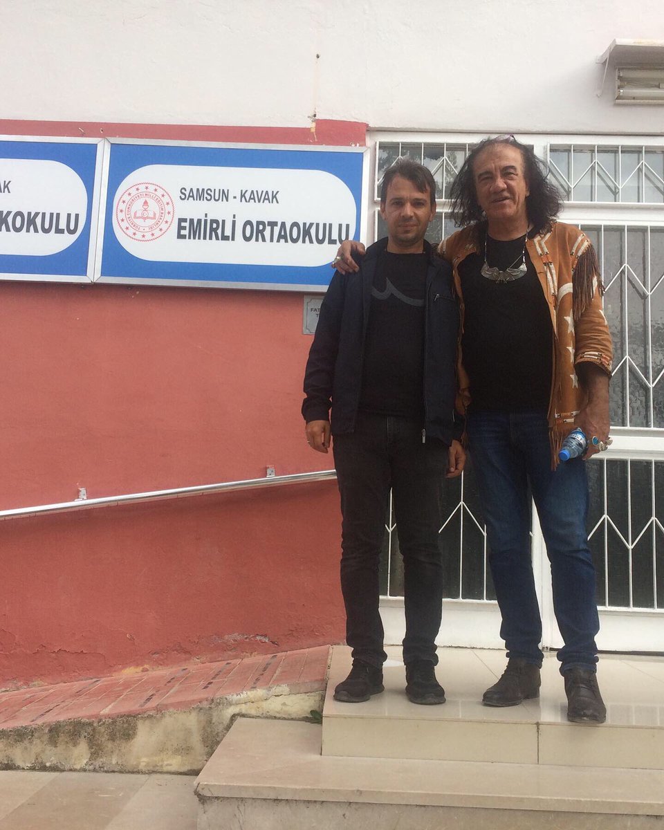 zaferyavuz55's tweet photo. Okulumuza Adam olacak çocuklar çizgi romanların yazarı @Suat2023  hoca geldi bir dizi konferans verdi... Çocuklara hayallerin peşinden adım adım gitmesi için çabalayan yazarımıza hoşgeldiniz diyor emekleri için teşekkür ederiz. @emirliortaokulu https://t.co/aNSH5vcq5X