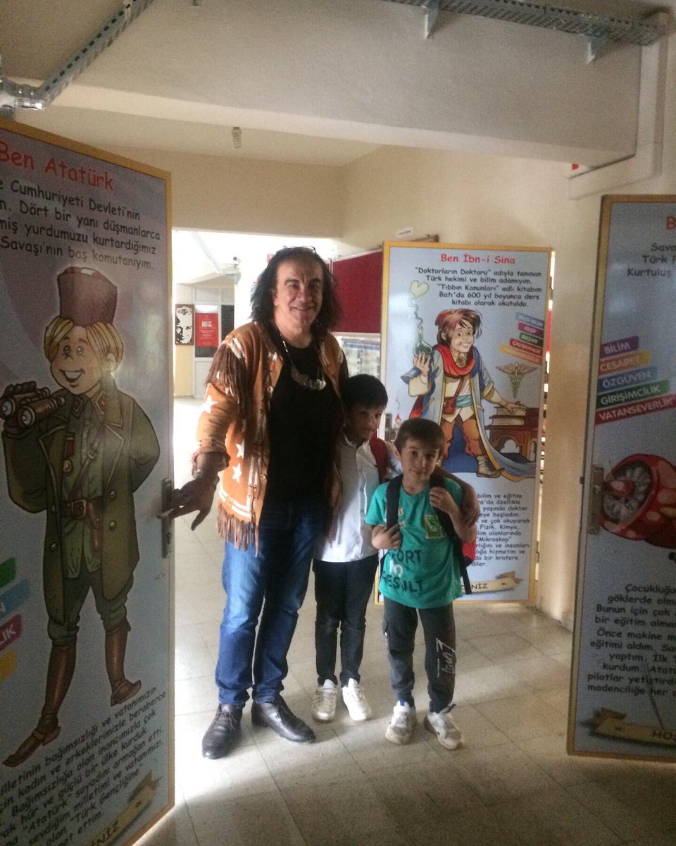 zaferyavuz55's tweet photo. Okulumuza Adam olacak çocuklar çizgi romanların yazarı @Suat2023  hoca geldi bir dizi konferans verdi... Çocuklara hayallerin peşinden adım adım gitmesi için çabalayan yazarımıza hoşgeldiniz diyor emekleri için teşekkür ederiz. @emirliortaokulu https://t.co/aNSH5vcq5X